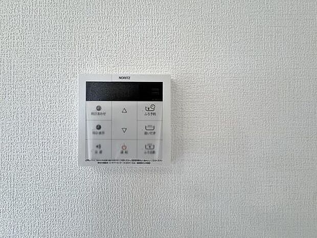 ワンタッチでご利用できる多機能給湯器のパネルリモコン。操作性が良いのはもちろんタイマーなどの各機能を使いこなすことで毎日の家事作業の負担を軽減することもできます。