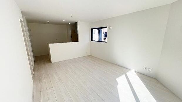 《リビングダイニング》 ■ゆとりを感じさせる上質で明るい空間が、住まう人や訪れる人を心地よく迎え入れてくれます。