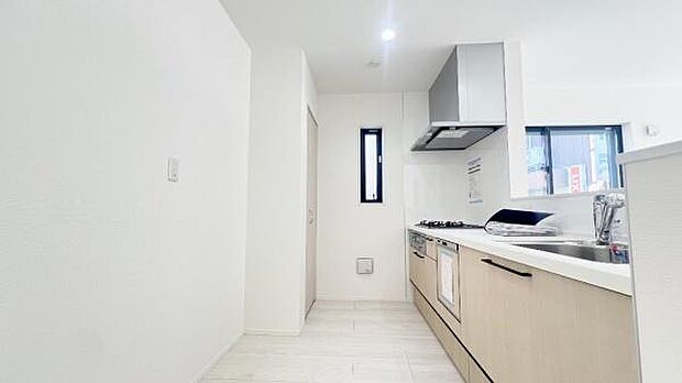 《食器洗い乾燥機》 ■食事後もゆっくり過ごせる食器洗い乾燥機を設置。手洗いよりもキレイに洗え、節水にもなります。