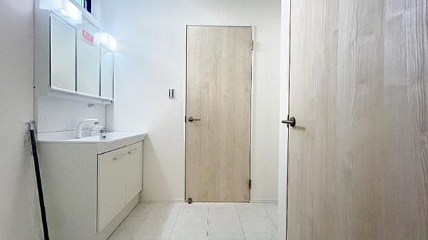 《洗面化粧台》 ■使いやすいシャープなデザインの洗面化粧台。