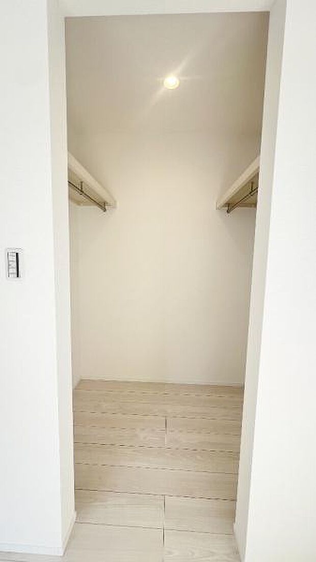 《収納》 ■洋服を機能的に収納できるハンガーパイプのほか、帽子やバッグを置ける枕棚も設置。ゆとりあふれる収納空間です。