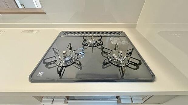 《三口ガスコンロ》 ■毎日料理をする方、家族の分まで作られる方には必須の三口ガスコンロ。同時進行が可能で効率よく、楽しく料理ができます。