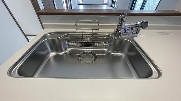 《キッチン》 ■ステンレス製シンク。幅と奥行きがありますので、食器洗時のストレスも減りそうです。