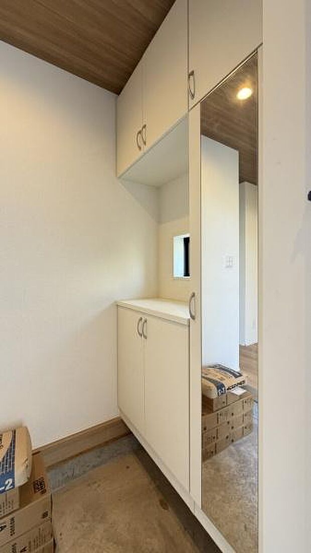 《玄関》 ■シューズボックス付きで玄関もスッキリ。