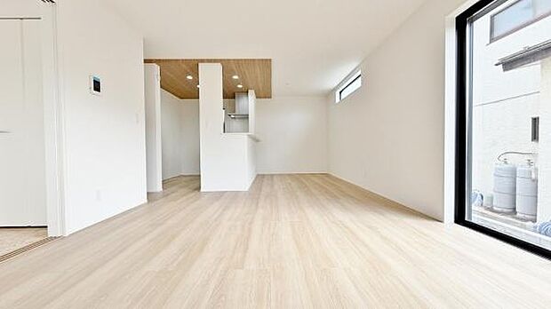 《リビングダイニング》 ■豊かな光が照らすこの場所は、たわいもない会話を楽しみ、ゆったりとした時間を過ごす場所。家族の日常が刻まれる大切な空間です。自然光に溢れるこの空間はリフレッシュにピッタリです。