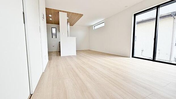 《リビングダイニング》 ■家族が自然と集まって、思い思いにくつろぎ、遊び、語らう、やすらぎの空間。