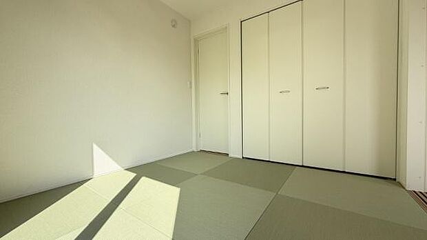 《和室》 ■休日には畳のうえでゴロゴロと、至福の一時。冬にはコタツにミカンでテレビ鑑賞。日本人にはあって嬉しいジャパニーズルームです。