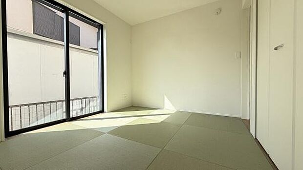 《和室》リビングの横に和室がありますので、お子様のお昼寝や、お休みの日にゴロゴロするのに重宝しますね。