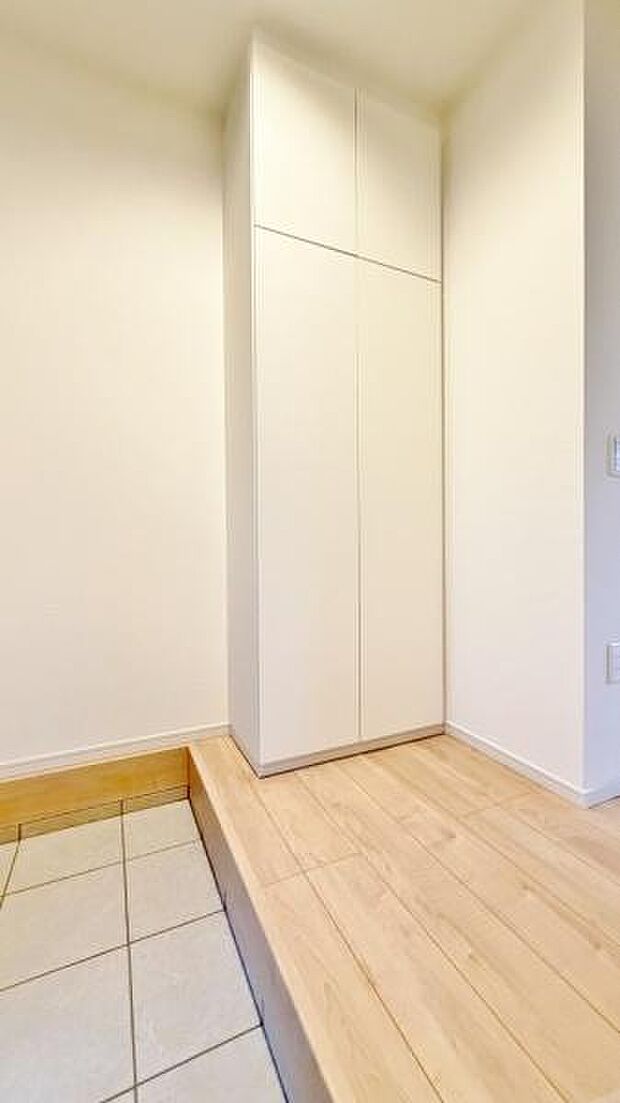 《玄関》■シューズインクローゼットのある広々とした玄関。家族全員の靴をスッキリ収納出来ます。