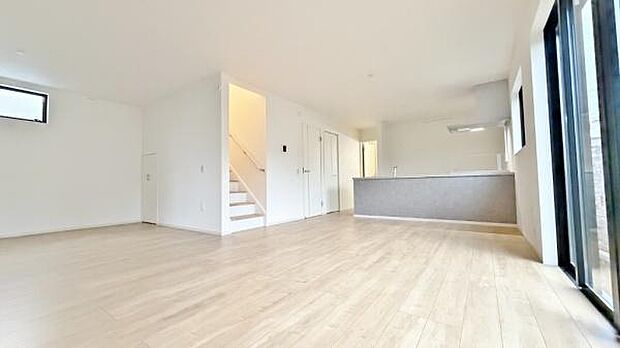 《リビングダイニング》 ■ご家族でゆったりとした時間を過ごす場所です。木目を大事にした落ち着いたつくりです。