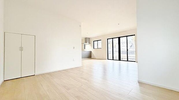 《リビングダイニング》 ■ゆとりを感じさせる上質で明るい空間が、住まう人や訪れる人を心地よく迎え入れてくれます。