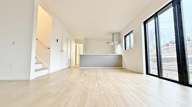 《リビングダイニング》 ■上質な時間を育む暮らしのメインステージ。寛ぎとご家族とのコミュニケーションを育む居心地のよい場所。この明るい空間は家族に安らぎを与えて、落ち着いた心地よい空間になるでしょう。