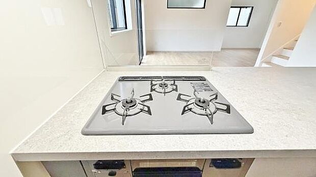 《三口ガスコンロ》 ■毎日料理をする方、家族の分まで作られる方には必須の三口ガスコンロ。同時進行が可能で効率よく、楽しく料理ができます。