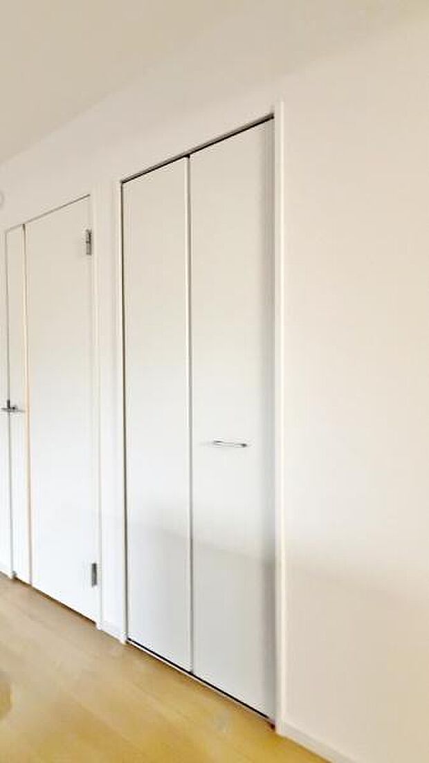 《パントリー》 ■キッチン横のパントリー。常温保存の食品・キッチン用品などが収納できて便利です。