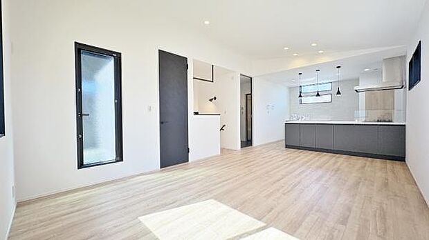 《リビングダイニング》　■上質な時間を育む暮らしのメインステージ。寛ぎとご家族とのコミュニケーションを育む居心地のよい場所。この明るい空間は家族に安らぎを与えて、落ち着いた心地よい空間になるでしょう。