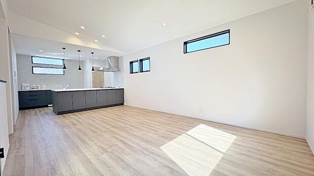 《リビングダイニング》　■開放的で広いリビング。のびのびとくつろげるリビングは、家族のコミュニケーションの場として、みんなが集まる憩いの場所に。