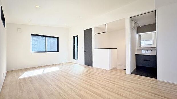 《リビングダイニング》　■大画面ＴＶも余裕、インテリアプランが考えやすいワイドなリビング。家族がしぜんに集まる広さ、お子様が思わず走り出す大空間。