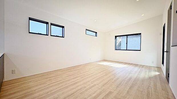 《リビングダイニング》　■明るく開放的な吹抜けのあるリビング。フローリングは明るめの色調で空間に広がりを持たせています。贅沢な空間での生活はいかがですか。。