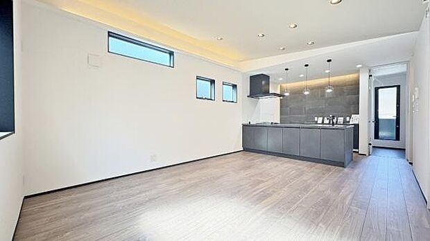 《リビングダイニング》 ■豊かな光が照らすこの場所は、たわいもない会話を楽しみ、ゆったりとした時間を過ごす場所。家族の日常が刻まれる大切な空間です。自然光に溢れるこの空間はリフレッシュにピッタリです。