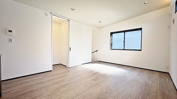 《リビングダイニング》 ■大画面TVも余裕、インテリアプランが考えやすいワイドなリビング。家族がしぜんに集まる広さ、お子様が思わず走り出す大空間。