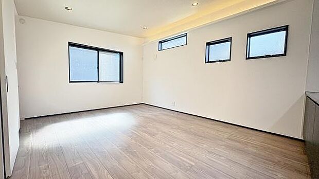 《リビングダイニング》 ■家族が自然と集まって、思い思いにくつろぎ、遊び、語らう、やすらぎの空間。