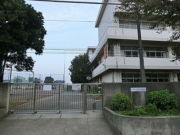 横浜市立上飯田中学校まで855m、私服通学可・部活動：野球部をはじめ他11部　学校教育目標：ダイバーシティ　diversity　上飯田中