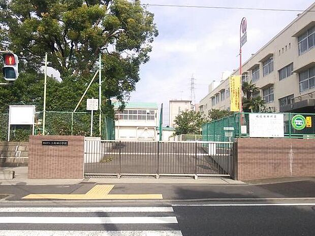 横浜市立上飯田小学校まで278m、昭和43年4月横浜市立上飯田小学校として独立開校　挑戦　夢　ふれあい　まちにひかる上小キッズ
