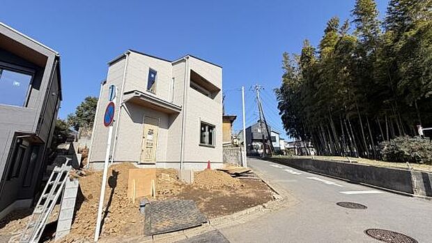 《外観》　■一戸建ての多いエリア、静かで落ち着いた雰囲気。シンプルで美しいフォルム空気までクリーンになるような佇まい。心地よいライフスタイルが実現できるそんな予感。