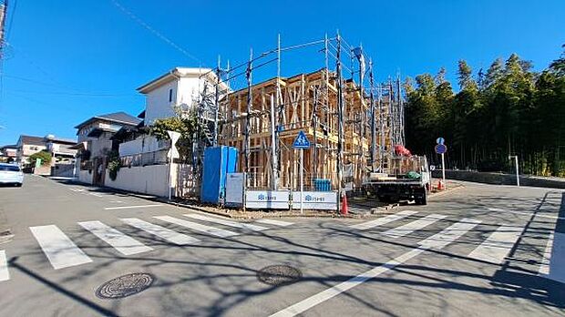 《前面道路》 ■閑静な住宅街の一角