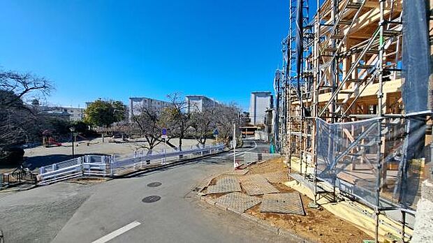 物件の前面には公園があり、開放感、日当り、住環境が良い場所です。