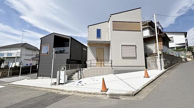 《外観》　■家族みんなが落ち着ける場所。明るい空間で心も暖か、朝から爽やかな気分。寝る時も包みこまれるようにふんわりと。家にいることが心と体に優しい暖かな暮らし。