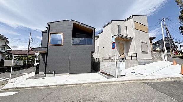 機能性とデザイン性を兼ねそろえた理想の住まい。美しい外観やくつろぎの室内空間にふさわしい素材・形・色彩、上質感に満ちております。