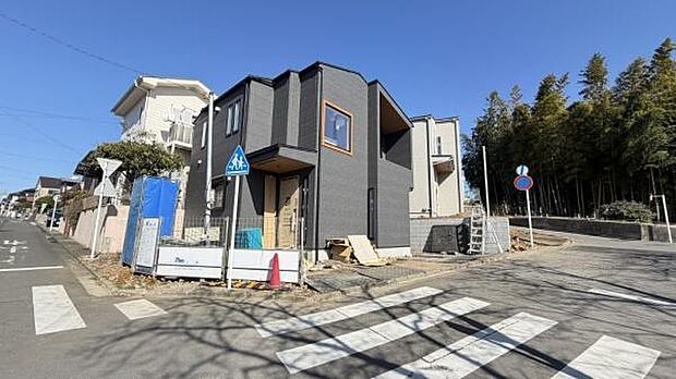 《外観》　豊かな緑と、周囲にあふれる自然。そして、南から降り注ぐ陽光と開放感に包まれ、新たな家族の日々が始まる。