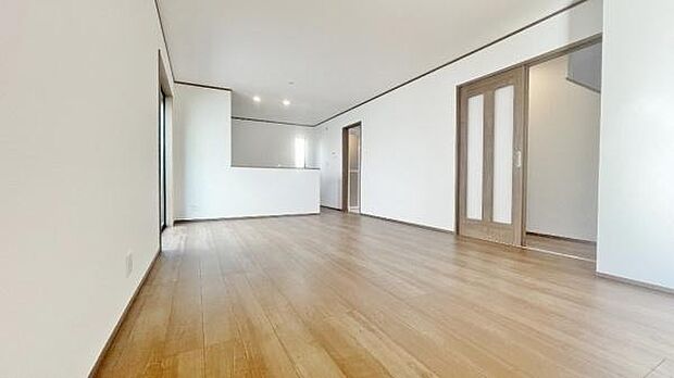 《リビングダイニング》　■大画面ＴＶも余裕、インテリアプランが考えやすいワイドなリビング。