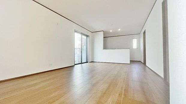 《リビングダイニング》　■上質な時間を育む暮らしのメインステージ。寛ぎとご家族とのコミュニケーションを育む居心地のよい場所。この明るい空間は家族に安らぎを与えて、落ち着いた心地よい空間になるでしょう。