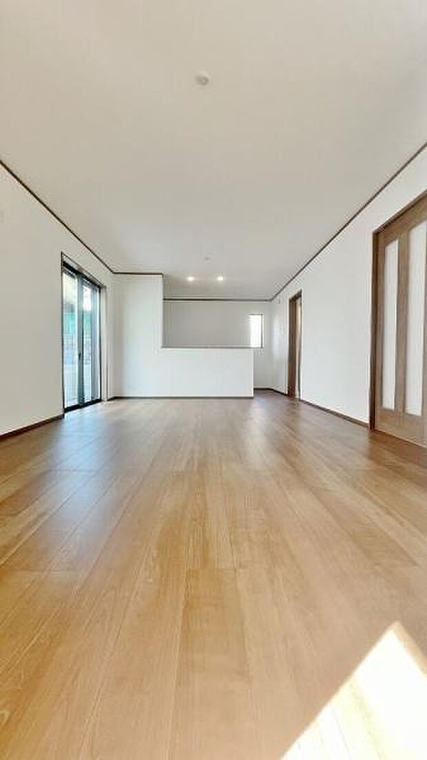 《リビングダイニング》　■インテリアプランが考えやすいワイドなリビング。