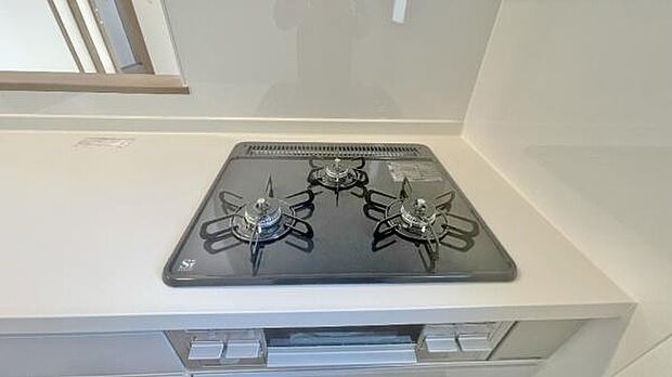 《三口ガスコンロ》 ■毎日料理をする方、家族の分まで作られる方には必須の三口ガスコンロ。同時進行が可能で効率よく、楽しく料理ができます。