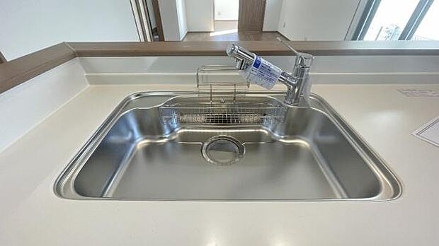 《キッチン》 ■ステンレス製シンク。幅と奥行きがありますので、食器洗時のストレスも減りそうです。