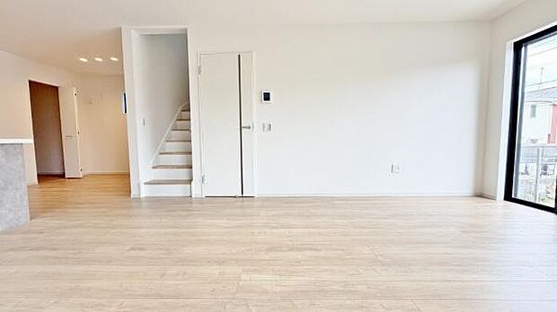 《リビングダイニング》 ■豊かな光が照らすこの場所は、たわいもない会話を楽しみ、ゆったりとした時間を過ごす場所。家族の日常が刻まれる大切な空間です。自然光に溢れるこの空間はリフレッシュにピッタリです。