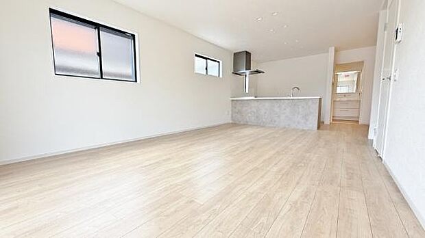 《リビングダイニング》 ■ゆとりを感じさせる上質で明るい空間が、住まう人や訪れる人を心地よく迎え入れてくれます。