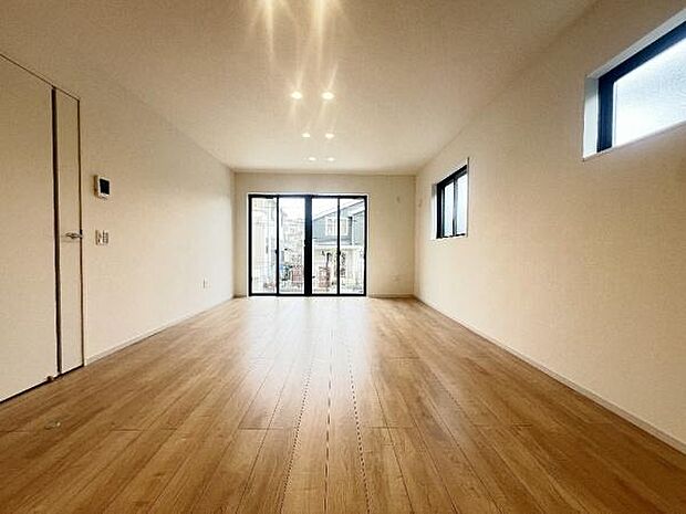 《リビングダイニング》　■ゆとりを感じさせる上質で明るい空間が、住まう人や訪れる人を心地よく迎え入れてくれます。