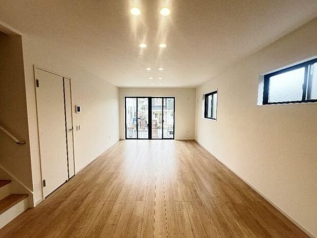 《リビングダイニング》 ■上質な時間を育む暮らしのメインステージ。寛ぎとご家族とのコミュニケーションを育む居心地のよい場所。