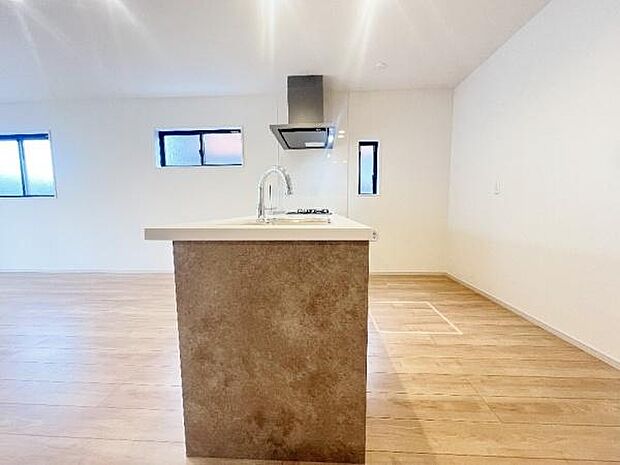 《三口ガスコンロ》 ■毎日料理をする方、家族の分まで作られる方には必須の三口ガスコンロ。同時進行が可能で効率よく、楽しく料理ができます。