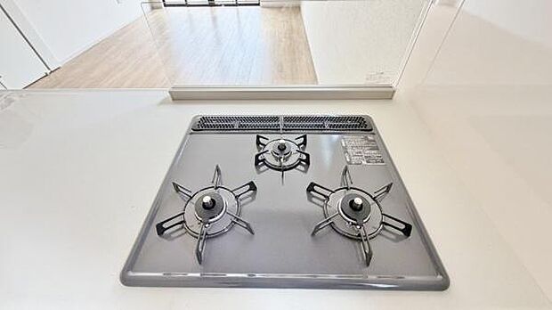 《三口ガスコンロ》 ■毎日料理をする方、家族の分まで作られる方には必須の三口ガスコンロ。同時進行が可能で効率よく、楽しく料理ができます。