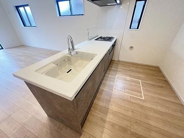 《システムキッチン》 ■会話を楽しみながら食事を味わう。一緒にいる時間が楽しい空間。カフェにいるような気分で毎日を過ごしたい。家族でいる時間を柔らかに包み込むインテリア。