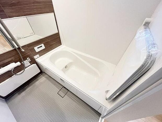 《浴室》　バスルームは一日の疲れを癒す居心地の良い空間です。