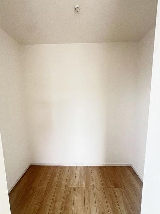 《ウォークインクローゼット》 大容量のウォークインクローゼットをご用意。衣類だけでなく、遊び道具やトランクなどの旅行用品の収納にも重宝します♪