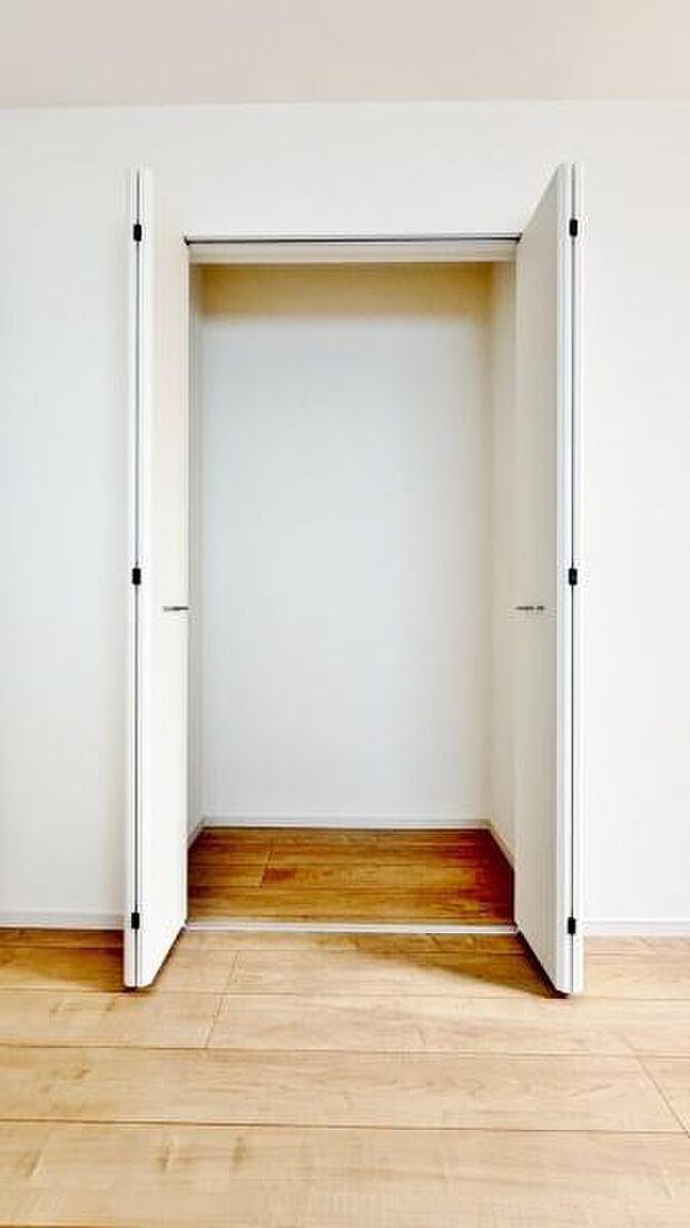 《収納》 ■室内をいつもすっきり保てる、収納力のあるクローゼット。ハンガーパイプと棚板で衣類の整理整頓がしやすく、日々の暮らしをスマートにサポート。