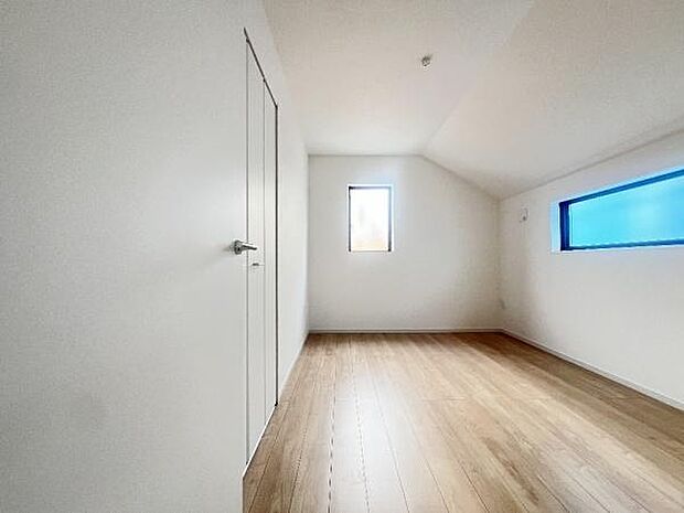 《洋室》 ■型にはまらない多才なプライベートルーム。くつろぎの場としてだけでなく、趣味や仕事のパーソナルスペースとしても活躍するゆったりした洋室。落ち着きがあり個の時間をたっぷり楽しめる快適空間です。