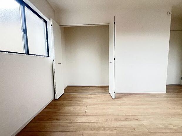 《洋室》　■収納もしっかりとれていて、陽当たりも良く明るい居室。